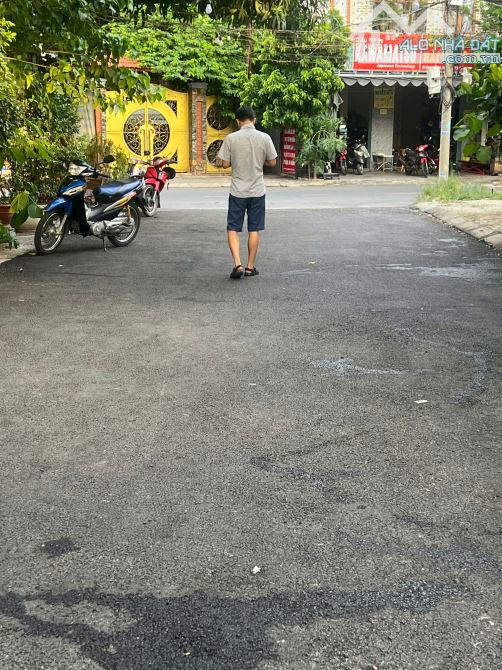 NHÀ ĐƯỜNG 5M VỈA HÈ 2M5 PHÓ ĐỨC CHÍNH SÁT LÔ GÓC