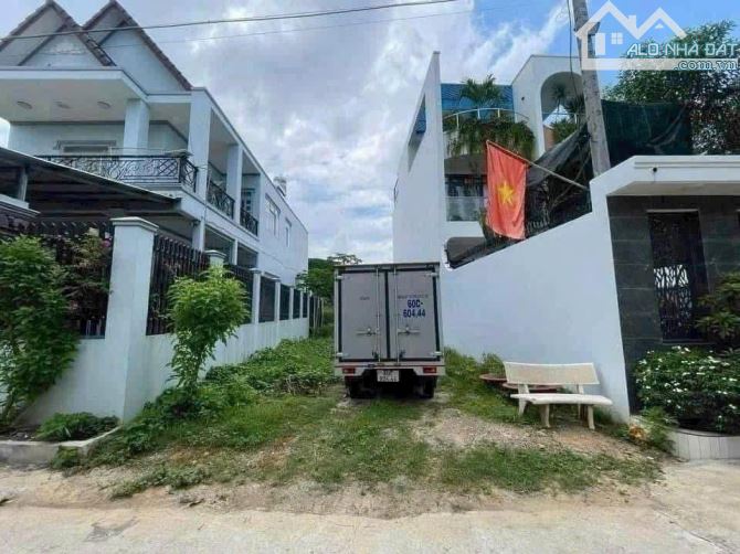 Ngộp sâu! Chủ cần ra gấp lô đất 100m2 giá 2tỷ2 ngay KDC Giồng Ao, gần UBND. Sổ sẵn