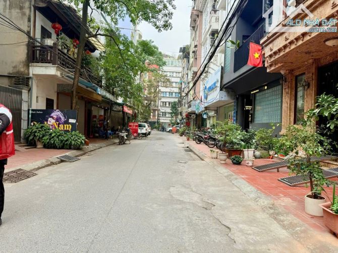 Siêu phẩm Phòng khám, văn phòng, Spa phân lô vỉa hè Pháo Đài Láng DT50m2 5T giá 22.8tỷ