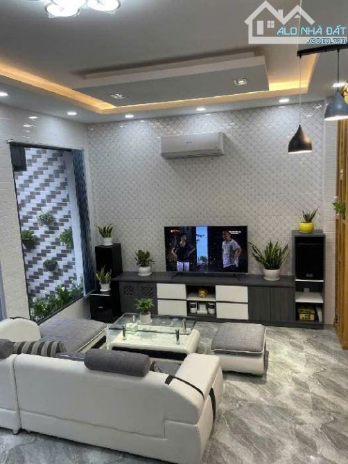 BÁN NHÀ GẦN TRƯỜNG CHINH, P. 12, TÂN BÌNH - NHÀ NGANG 5.8M DÀI 8M, 4 TẦNG. GIÁ NHỈNH 8 TỶ.