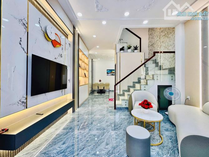 Mua ngay căn nhà 2 tầng ngay nhà Nguyễn Thiện Thuật, Quận 3. Giá: 4 Tỷ 220 / 52.9m2. SHR
