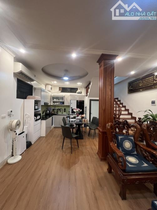 BÁN NHÀ QUỐC TỬ GIÁM ĐỐNG ĐA 45m 5T Mt 8m GIÁ 9.5 TỶ NGÕ THÔNG 2 THOÁNG KINH DOANH.