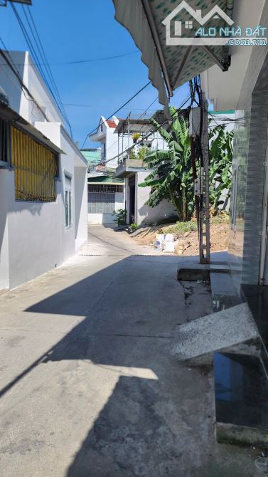 GẤP NHÀ gần bến xe phía bắc đường hòa trung ô tô tới nhà , cách biển chỉ 800m, ngang 7m.