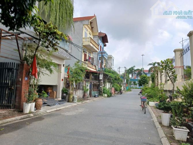 Trung Tâm Trâu Quỳ, 2 Ô tô tránh 90m, cách phố Ngô Xuân Quảng 40m, tặng nhà 3 tầng 10 tỷ