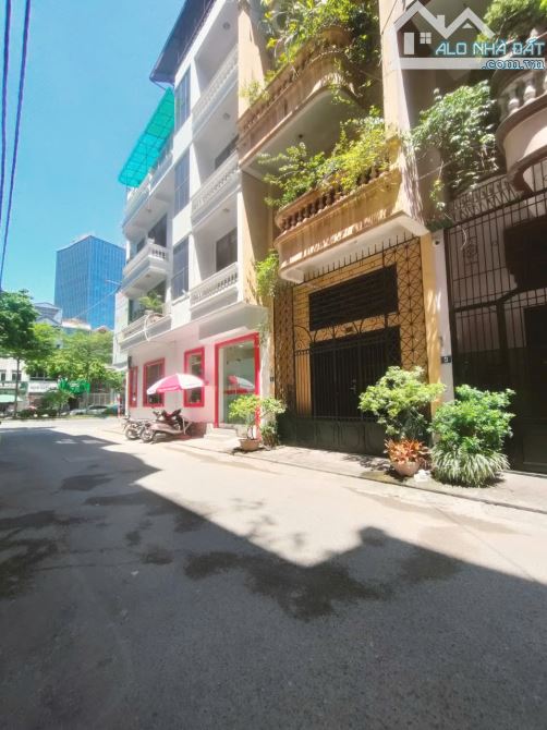 Bán nhà đường Hoàng Quốc Việt, 77m2, phân lô, ôtô tránh, vỉa hè, kinh doanh, 24 tỷ