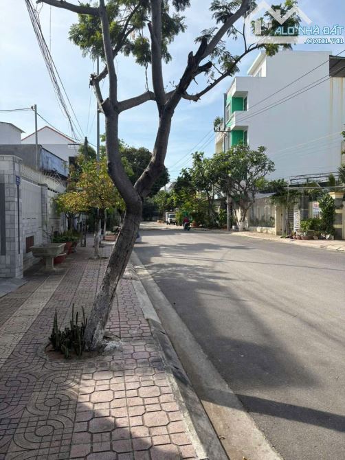 Bán đất tặng nhà cũ cấp 4 - mặt tiền đường Phùng Hưng- khu bàn cờ Phước Long- 113,6m