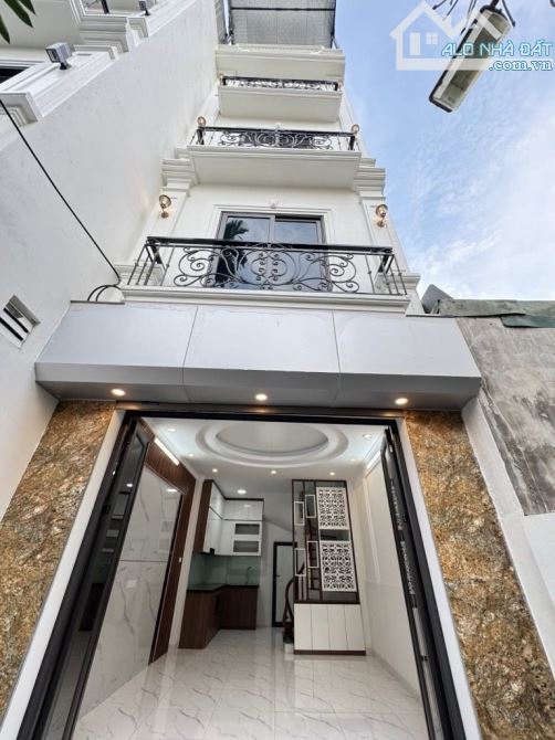 Bán nhà Trần Cung, 10m ô tô, sát phố, nội thất xịn sò, 38m2, 8.6 tỷ.