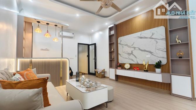 🏘 BÁN NHÀ PHỐ THÁI THỊNH- ĐỐNG ĐA – 45M² x 5 T - THANG MÁY-  Ô TÔ ĐỖ CỬA - GIÁ HƠN 16 TỶ