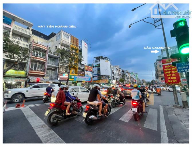MẶT TIỀN Đ. HOÀNG DIỆU Q4 GÓC CHÂN CẦU CALMETTE