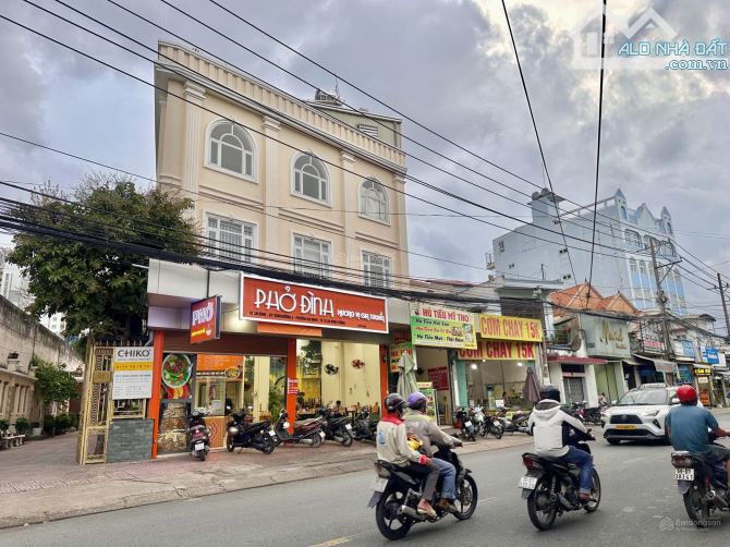 GIẢM 10 TỶ CÒN 60 TỶ - BIỆT THỰ + CHDV 46 PHÒNG 879M2 MẶT TIỀN ĐƯỜNG - DÒNG TIỀN 2 TỶ/NĂM