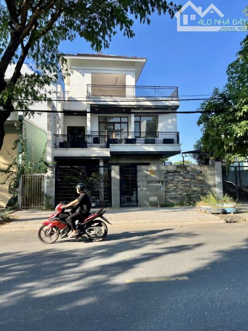Bán nhà biệt thự 3 tầng đẹp - Mặt tiền đường Trần Nguyên Đán, đường 10m5, DT 296m2