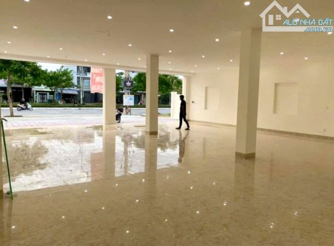 Siêu hiếm - Bán nhà 2 tầng mặt tiền đường Trần Đại Nghĩa, vị trí sầm uất, DT 15x25m