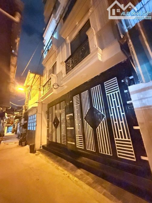 Bán nhà Trần Cung, 10m ô tô, sát phố, nội thất xịn sò, 34m2, 8.2 tỷ.