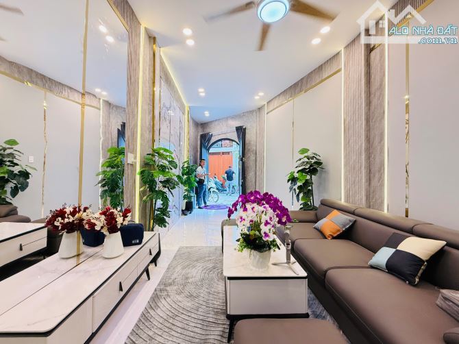 GIÁ SỐC!CHỈ 6 TỶ NHỈNH- SÁT MẶT TIỀN- TIỆM CẬN BÀU CÁT- NHÀ ĐẸP 4 TẦNG - NGANG 5M