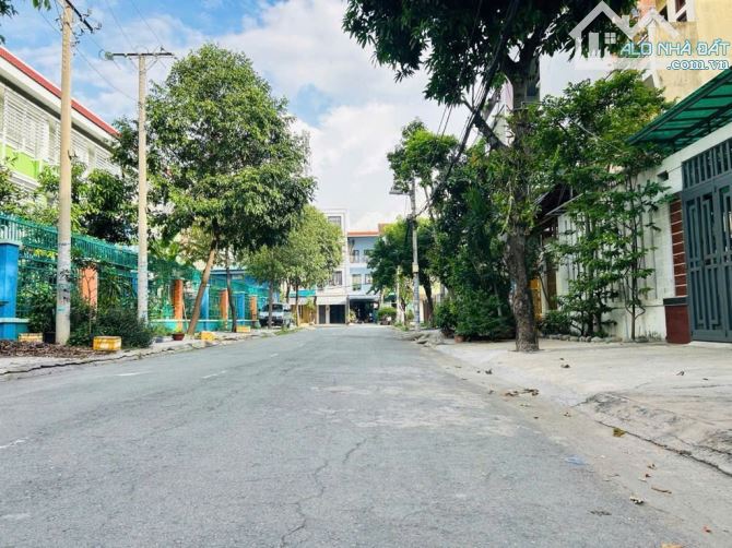 Bán toà nhà văn phòng 10*20 KC 4 tấm kế bên Tên Lửa