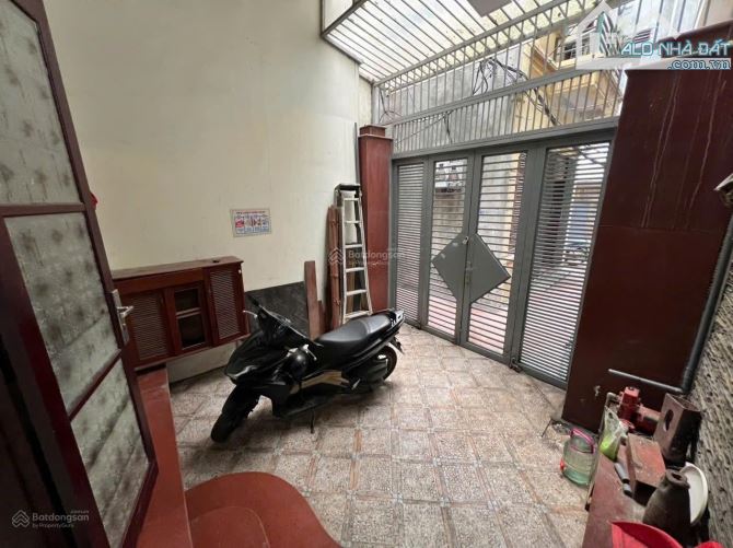 Cho thuê nhà nguyên căn ngõ 4 Tôn Đức Thắng, DT 60m2 x 4 tầng, 5 phòng ngủ, full nội thất.