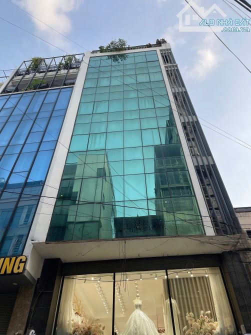 Bán nhà mặt phố Hoàng Cầu vỉa hè 6m, dt 90m2, 37 tỷ vị trí kinh doanh sầm uất.