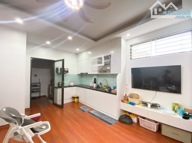 Ô TÔ đỗ cửa ngày đêm - THANG MÁY - DT 38m, 5 tầng, MT 4,5m Full nôi thất