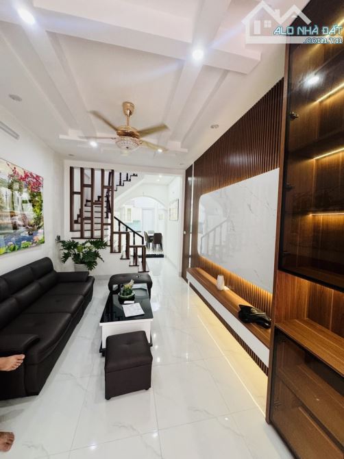SIÊU PHẨM NHÀ PHỐ QUAN HOA - CG . DT : 47m2 , 4TẦNG(5PN) . MT :3,3m . GIÁ CHỈ: 12,9 Tỷ .