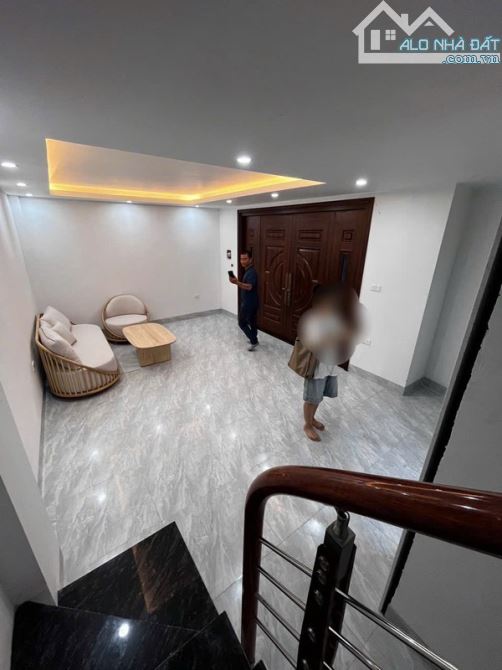 Ở Sướng, Gần OTO sát Phố Viết Hưng - Long Biên 35M X 5T Giá chỉ 7,1 tỷ