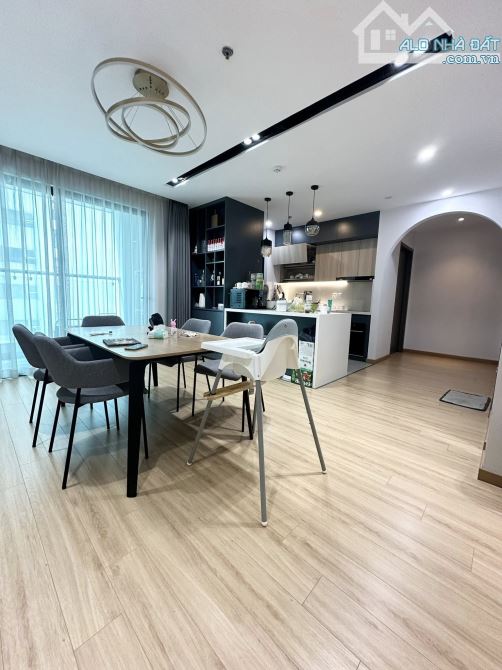 Bán gấp căn hộ chung cư 3PN 2VS, giá chỉ 9.9 tỷ. Tòa The Legacy Số 10 Lê Văn Thiêm.