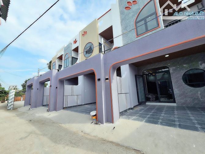 Bán nhà 1 Trệt 1 Lầu hiện đại ngay trung tâm phường Tân Vạn