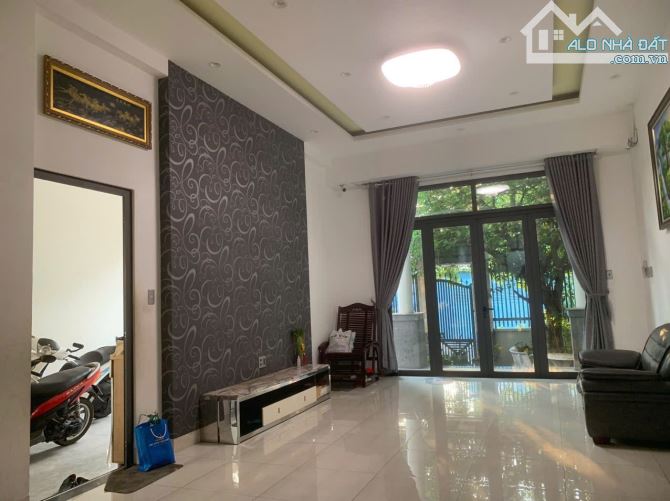 Biệt thự mini 200m², 4PN, cạnh UBND cũ Quận 9 – Giá 16 tỷ TL