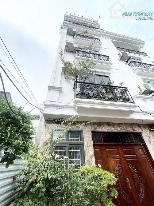 Bán nhà Trần Cung, 10m ô tô, sát phố, nội thất xịn sò, 41m2, 9 tỷ.