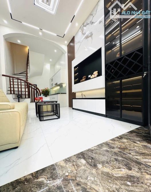 Hơn 6 tỷ xíu, duy nhất 1 căn. Nhà đẹp Cầu Diễn, 5 tầng, gần Ô TÔ, khu vực trung tâm.