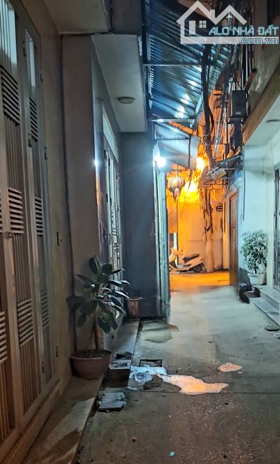 Bán nhà Nguyễn Khoái 35m² x 5 tầng giá 6,88 tỷ ngõ thông cách ô tô 10m