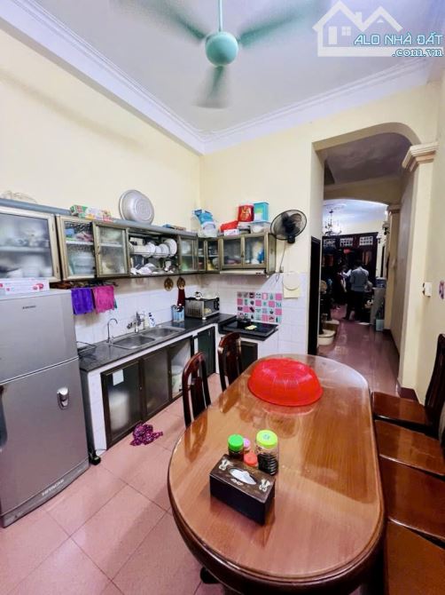Nhà phân lô Cầu Giấy 50m², 5 tầng, ô tô đỗ cửa – Vị trí trung tâm – Giá tốt
