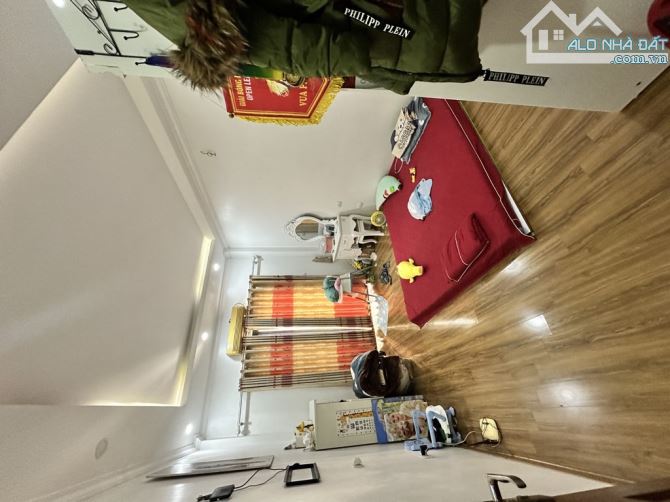 🏡 BÁN NHÀ GIA QUẤT, LONG BIÊN – 5 TẦNG MỚI ĐẸP – Ô TÔ TRÁNH – 6,4 TỶ