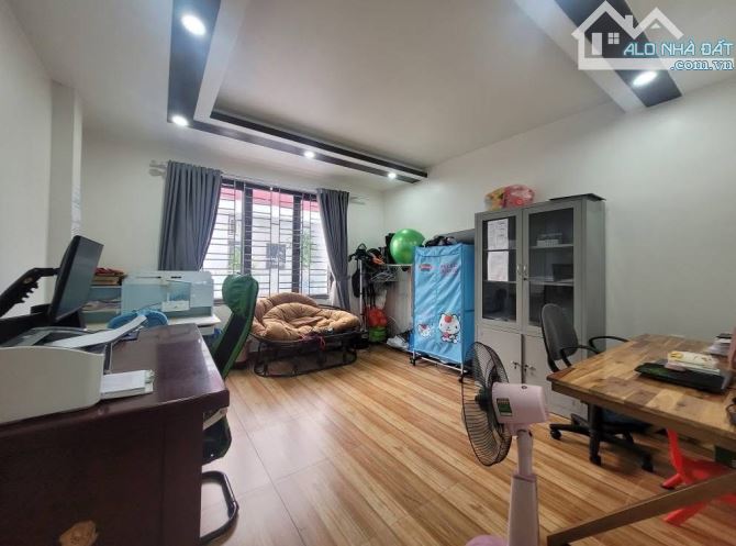 Bán nhà 4 tầng duy nhất ô tô đỗ cửa ngay đối diện Hoàng Huy sầm uất