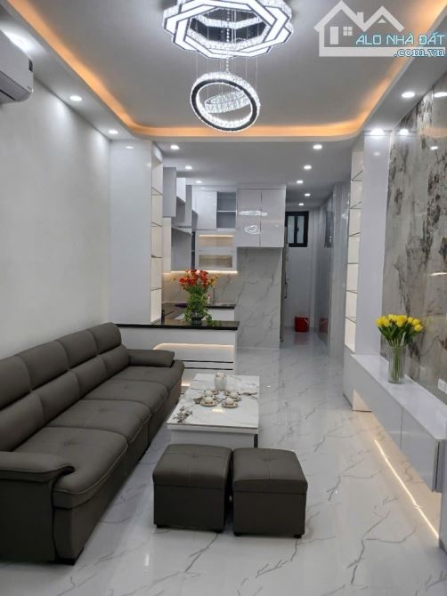Chỉ 13,8 tỷ - Nhà riêng 5 tầng x 39m2 - Cách phố 20m - Gần Nguyễn Phúc Lai - Sổ chuẩn