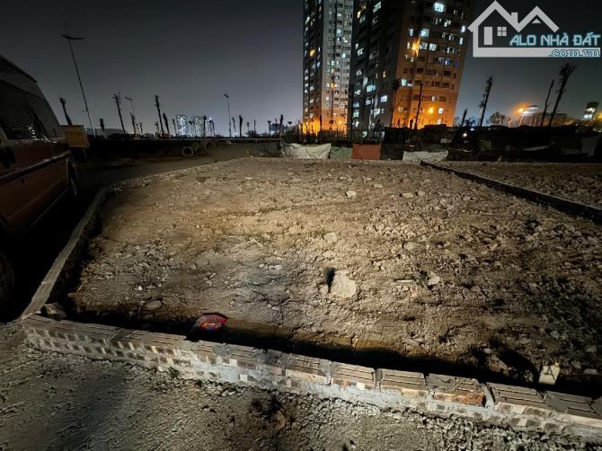 BÁN ĐẤT SÁT VÀNH ĐAI 3.5 giao trịnh văn bô , khu phân lô dt 110m2 lô góc