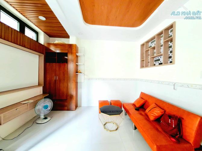 cần tiền giảm 200 tr giá chỉ còn hơn 2 tỷ - hẻm oto - giáp tân phú - 30m2 2 tầng - tặng nt - 10