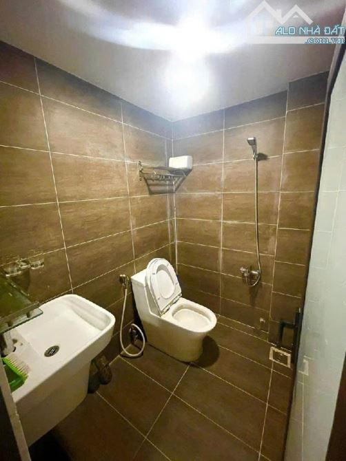 NHÀ 5 TẦNG NGUYỄN BẶC - 103.8 M2 - 11 PHÒNG - THU NHẬP 55 TRIỆU/ 1 THÁNG - NHỈNH 13.5 TY - 10