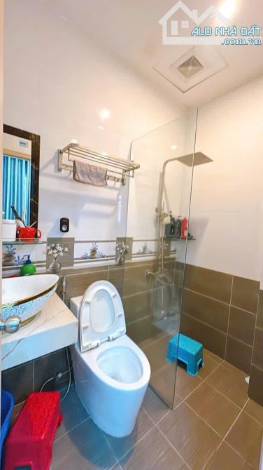 BÁN NHÀ Q4 KHU VIP ĐƯỜNG SỐ ĂN THEO 4 TẤM MỚI ĐẸP DT 6*10 GIÁ 8TỈ TÍ GIÁP Q1 HẺM 3M THÔNG - 10