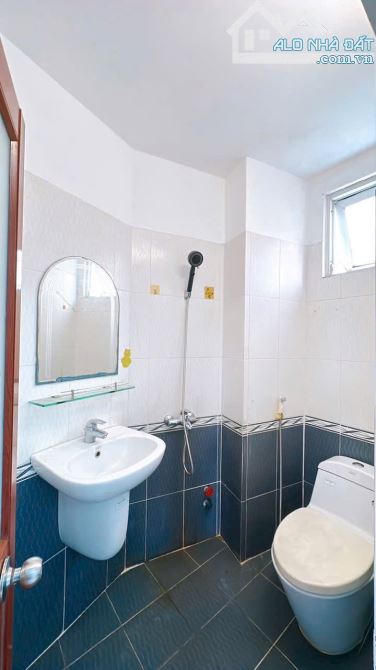 BÁN NHÀ QUẬN 4 VỊ TRÍ 1/ HẺM 3 GÁC GẦN MT 5 TẤM ĐÚC GIÁ 4TỈ 790 DT ĐẸP 8*5 KHU DÂN CƯ - 11