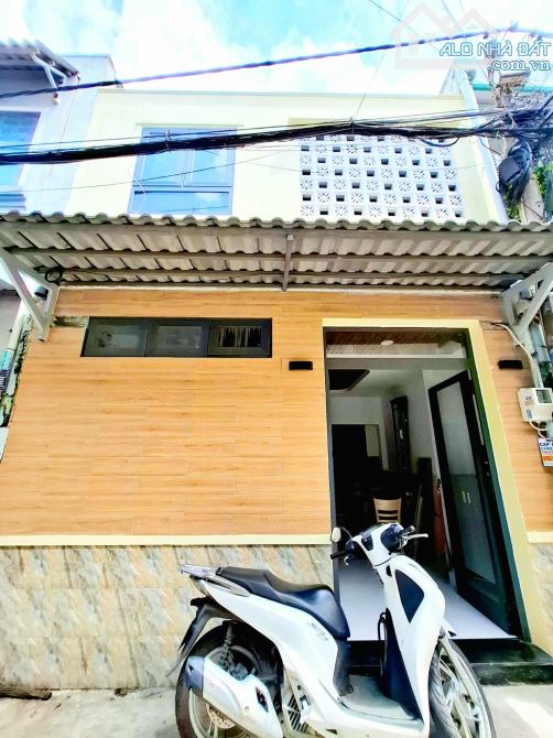 cần tiền giảm 200 tr giá chỉ còn hơn 2 tỷ - hẻm oto - giáp tân phú - 30m2 2 tầng - tặng nt - 11