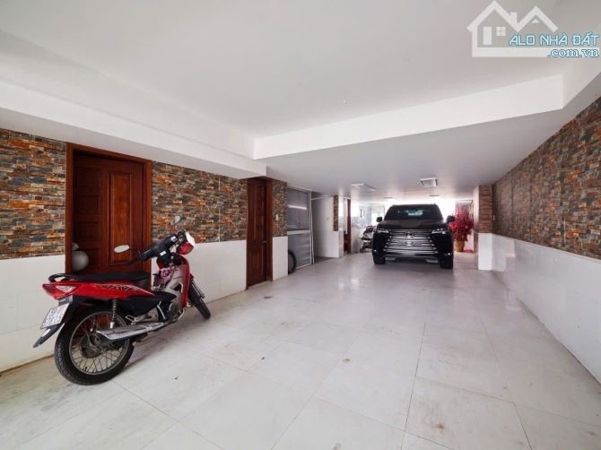 Bán villa mặt tiền khu biệt thự SaiGon Pearl - 147m2 - 5 tầng - siêu sịn - 11