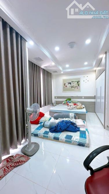 BÁN NHÀ Q4 KHU VIP ĐƯỜNG SỐ ĂN THEO 4 TẤM MỚI ĐẸP DT 6*10 GIÁ 8TỈ TÍ GIÁP Q1 HẺM 3M THÔNG - 11