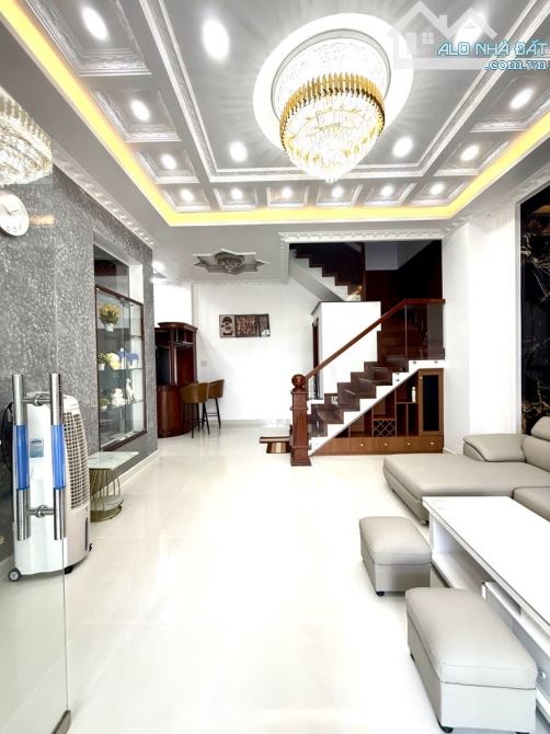 Bán Nhà Phố Ngang 9m, 3 Tầng, Gara Ô Tô, Full Nội Thất Gỗ, Gần Phú Mỹ Hưng - 1