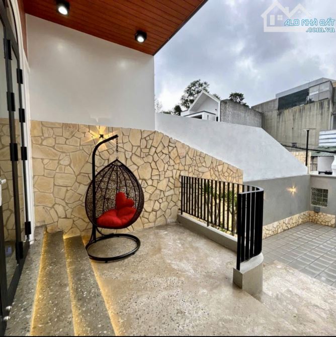 BÁN VILLA TỰA NÚI, FULL NỘI THẤT, MẶT TIỀN KIỆT 62 THANH HẢI THÔNG RA QUẢNG TẾ, TP HUẾ - 1