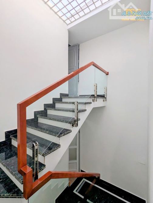 Nhà 50m2, 4.5 tầng oto đậu cửa ngay đêm, chỉ về ở đường Nguyễn Văn Linh( ngã tư Phúc Tăng) - 1