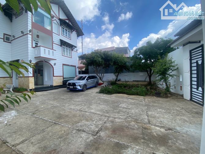 VILLA MẶT TIỀN ĐƯỜNG NGUYÊN TỬ LỰC 450M2 NGANG 15M 4 TẦNG 13P 14WC CÁCH HỒ 1,4KM GIÁ 31 TỶ - 1