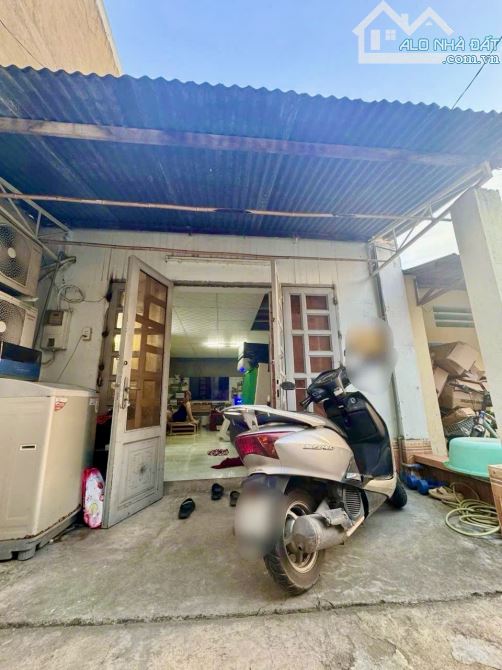 Bán Đất tặng nhà 63m2, gần Đỗ Xuân Hợp, Phước Long B - 1