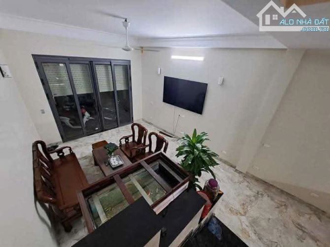CHO THUÊ NHÀ NGUYÊN CĂN PHỐ NGUYỄN VĂN CỪ - BỒ ĐỀ - Ô TÔ ĐỖ GẦN - 4PN - NỘI THẤT CƠ BẢN - - 1
