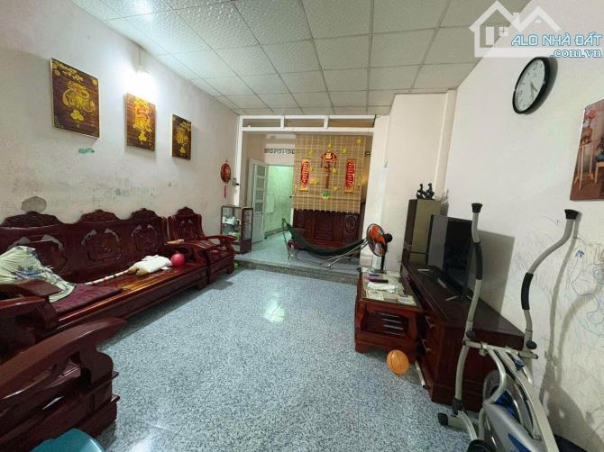 Bán đất tặng nhà cũ cấp 4 - mặt tiền đường Phùng Hưng- khu bàn cờ Phước Long- 113,6m - 1