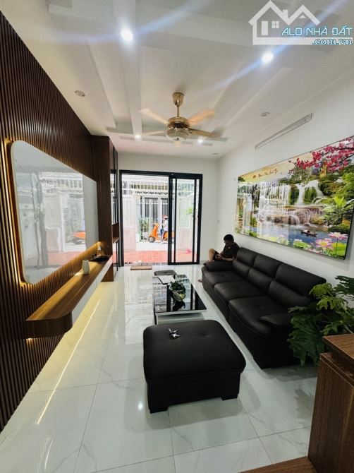 SIÊU PHẨM NHÀ PHỐ QUAN HOA - CG . DT : 47m2 , 4TẦNG(5PN) . MT :3,3m . GIÁ CHỈ: 12,9 Tỷ . - 1